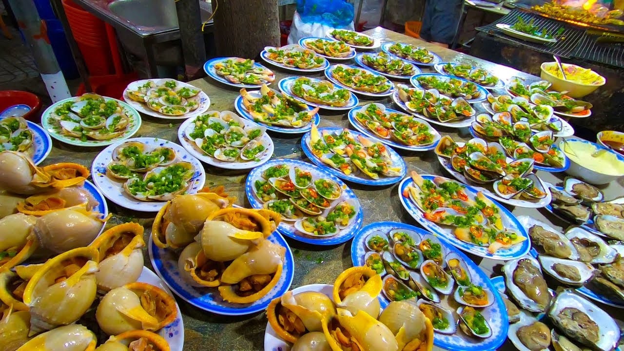 Đến Vũng Tàu, thực khách nên tận hưởng một bữa tiệc hải sản hấp dẫn ngay gần Bãi Dứa với đủ món nướng, hấp, xào 